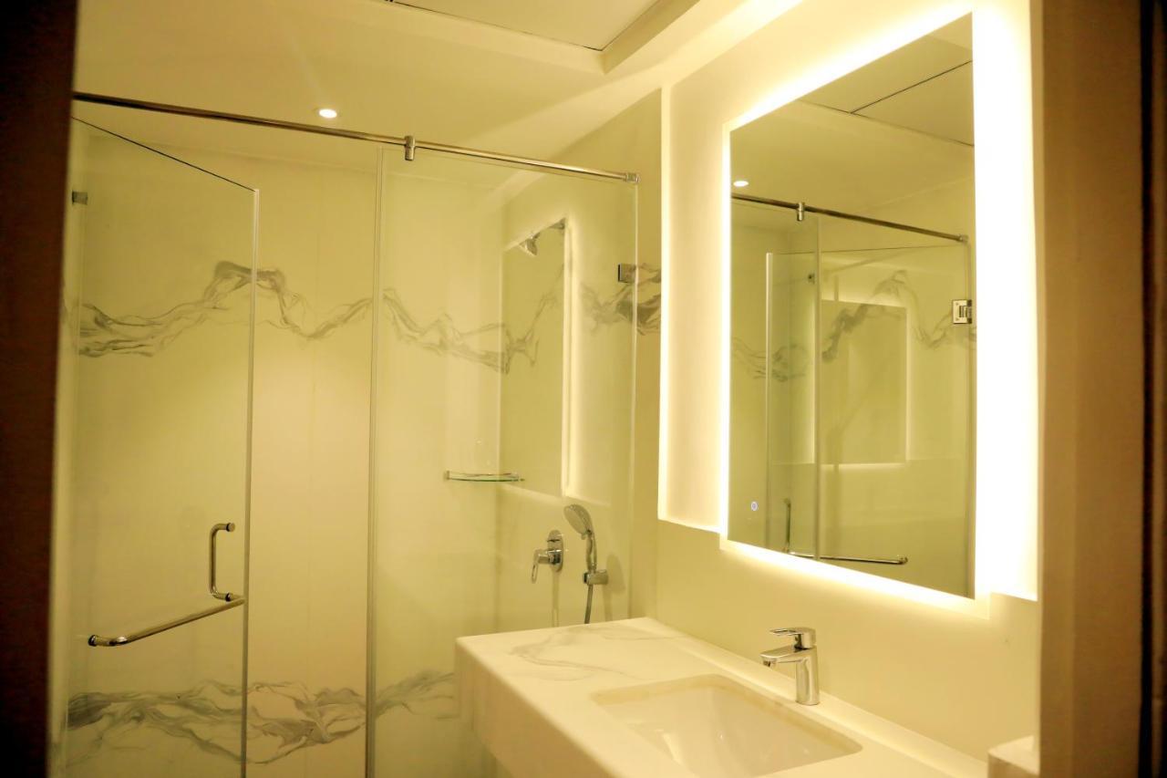 Hotel Deccan Serai Grande, Gachibowli, Хайдарабад Экстерьер фото