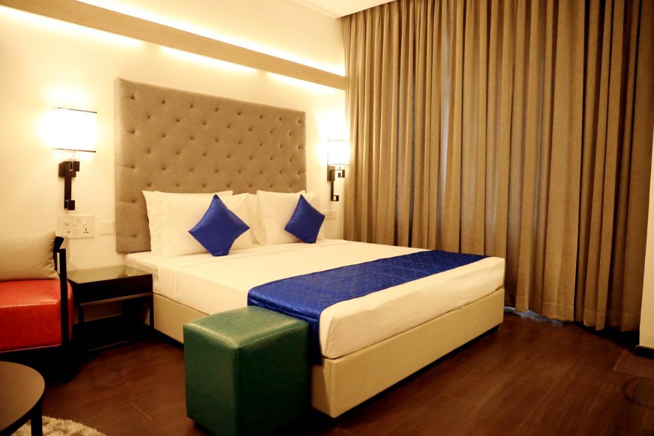 Hotel Deccan Serai Grande, Gachibowli, Хайдарабад Экстерьер фото