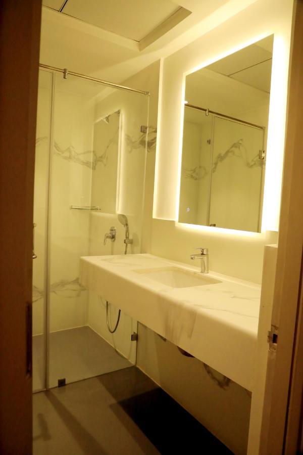 Hotel Deccan Serai Grande, Gachibowli, Хайдарабад Экстерьер фото