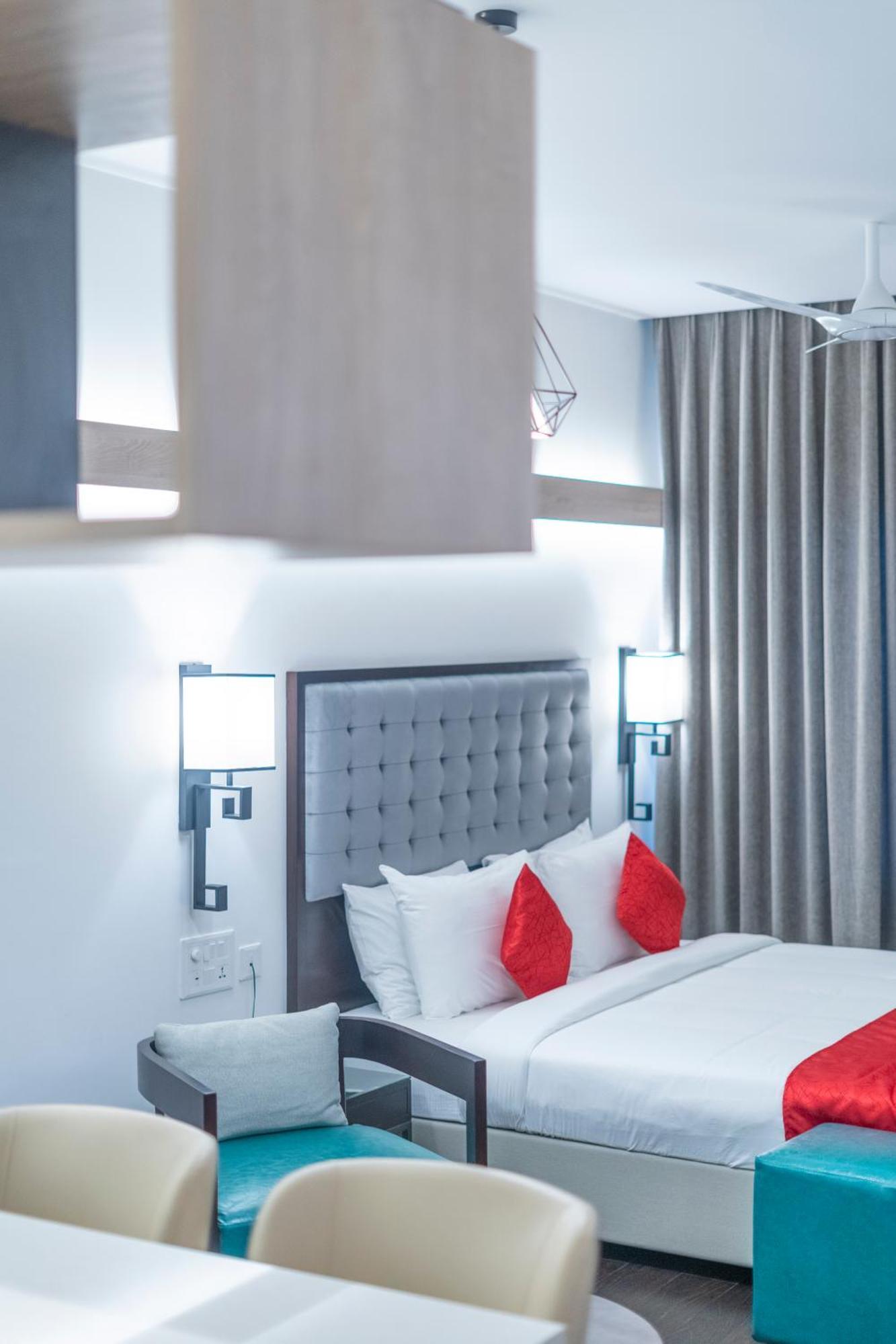 Hotel Deccan Serai Grande, Gachibowli, Хайдарабад Экстерьер фото